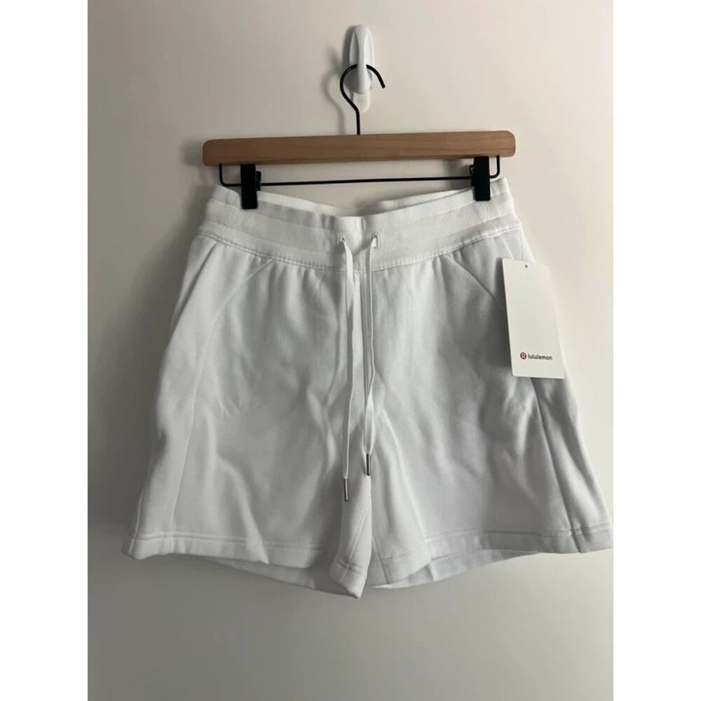 Lululemon Scuba High-Rise Short 5" | White | Size 6 | NWT
